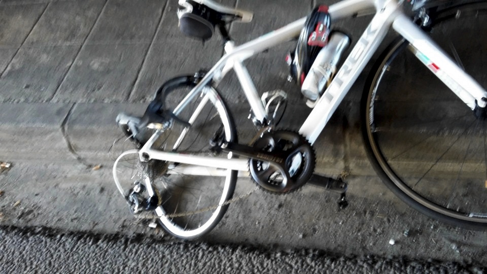 Bicicleta destruída em atropelamento na Avenida António Macedo