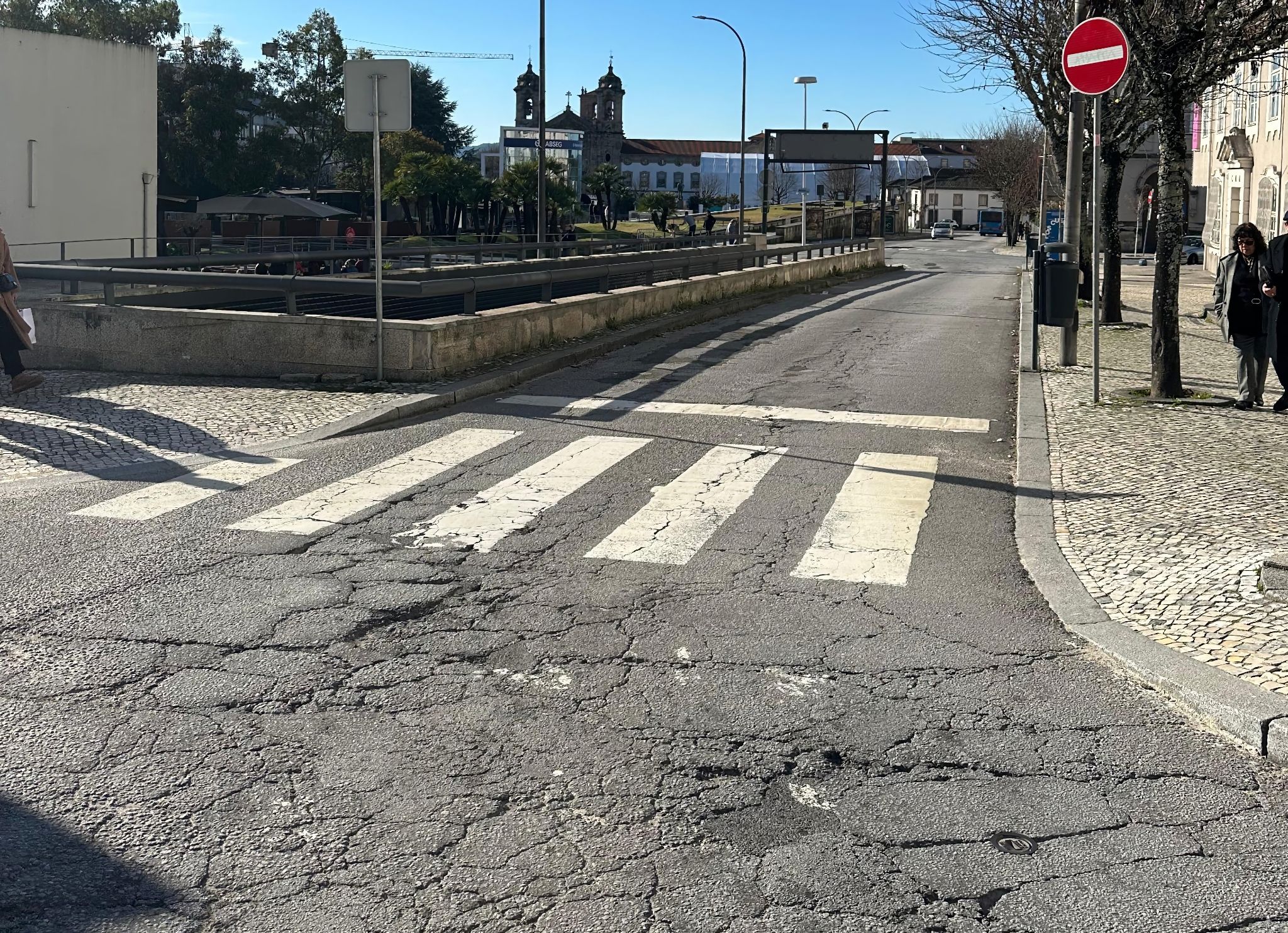 populo_mau_estado_do_piso_2.jpg Populo mau estado do piso 2.