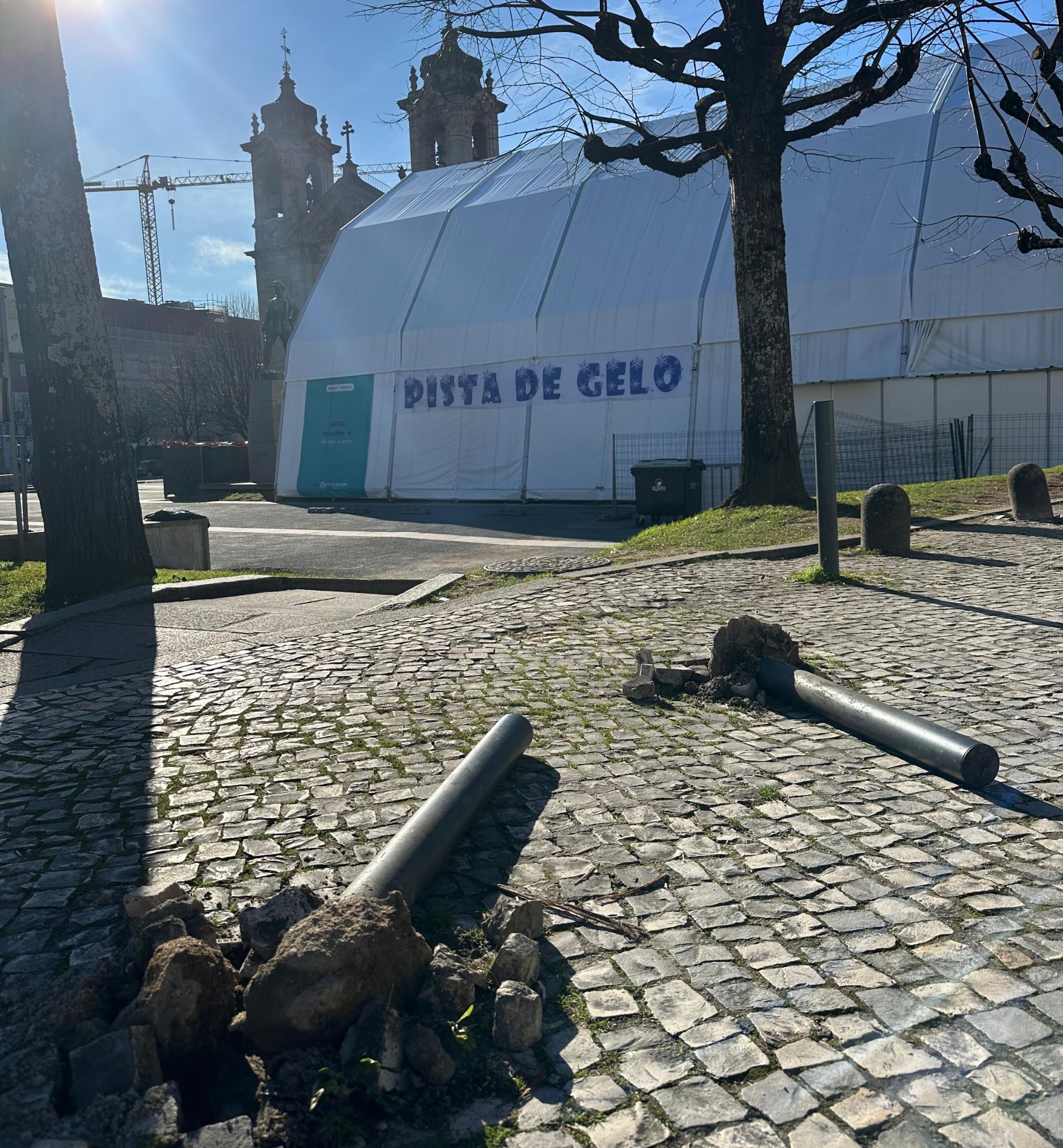 populo_pilaretes_derrubados.jpg Populo pilaretes derrubados.