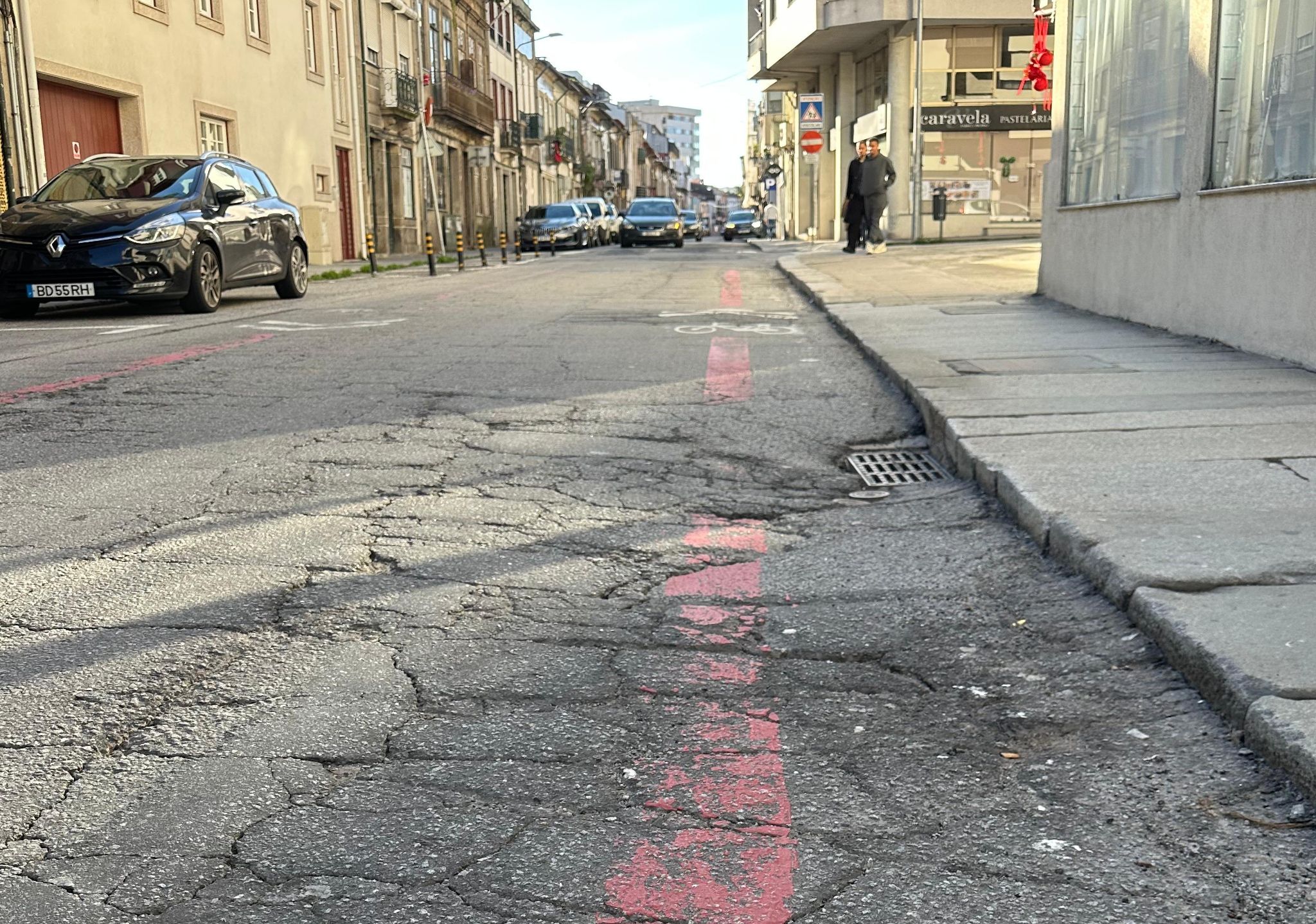 rua_d_pedro_v_mau_estado_do_piso_2.jpg Rua d pedro v mau estado do piso 2.