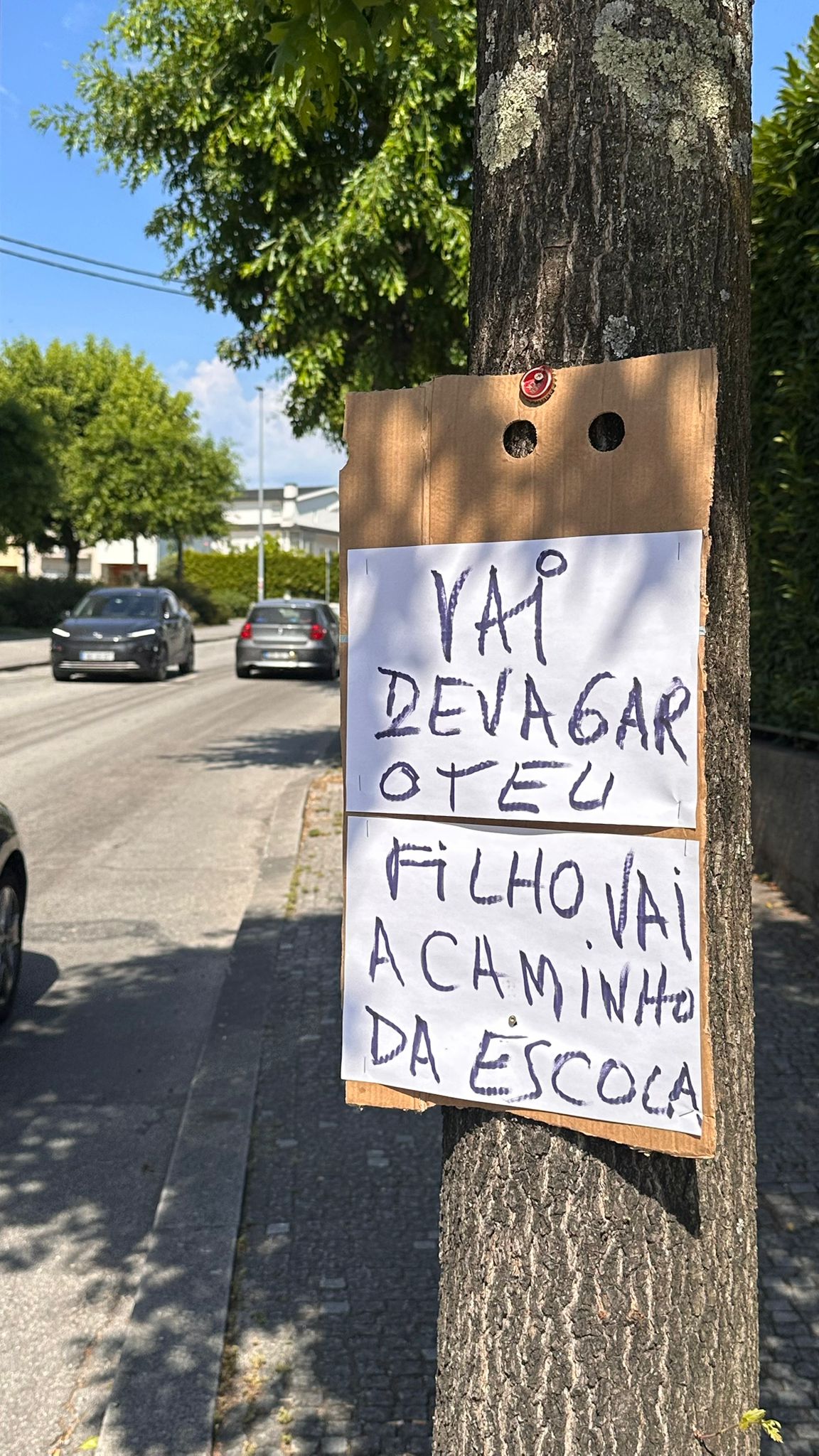 Cartaz vai devagar.
