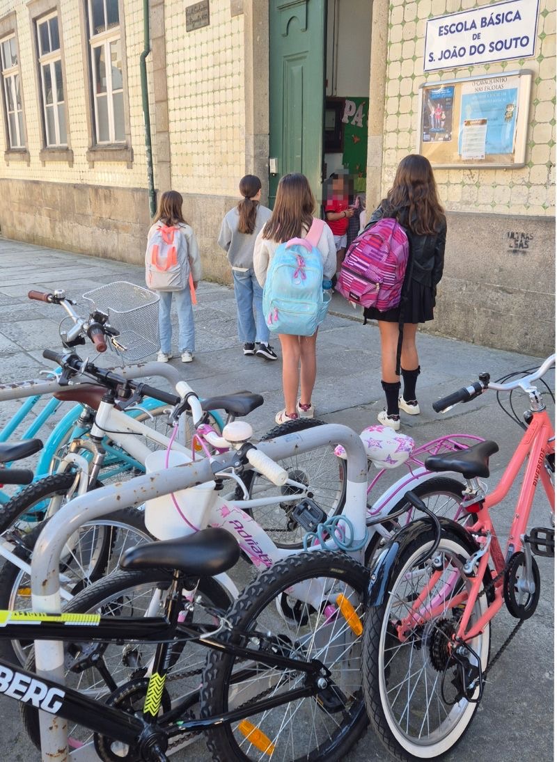Bicicletas de alunos junto à Escola Básica de S. João do Souto.